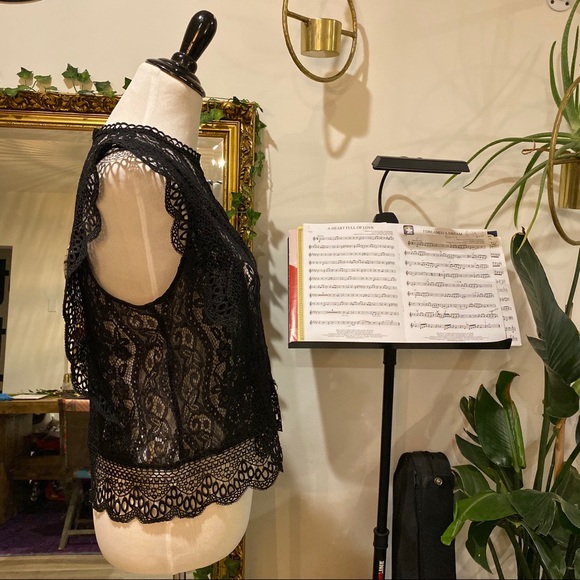 Zara Structured Lace top in Black - Picture 5 of 8